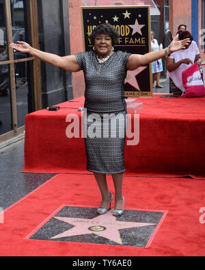 Vangelo cantante Shirley Caesar colpisce una posa in cima a sua stella durante una cerimonia di inaugurazione venerandola con il 2,583rd stella sulla Hollywood Walk of Fame a Los Angeles il 28 giugno 2016. Foto di Jim Ruymen/UPI Foto Stock