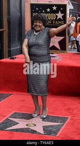 Vangelo cantante Shirley Caesar colpisce una posa in cima a sua stella durante una cerimonia di inaugurazione venerandola con il 2,583rd stella sulla Hollywood Walk of Fame a Los Angeles il 28 giugno 2016. Foto di Jim Ruymen/UPI Foto Stock