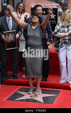 Vangelo cantante Shirley Caesar colpisce una posa in cima a sua stella durante una cerimonia di inaugurazione venerandola con il 2,583rd stella sulla Hollywood Walk of Fame a Los Angeles il 28 giugno 2016. Foto di Jim Ruymen/UPI Foto Stock