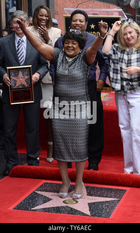 Vangelo cantante Shirley Caesar colpisce una posa in cima a sua stella durante una cerimonia di inaugurazione venerandola con il 2,583rd stella sulla Hollywood Walk of Fame a Los Angeles il 28 giugno 2016. Foto di Jim Ruymen/UPI Foto Stock