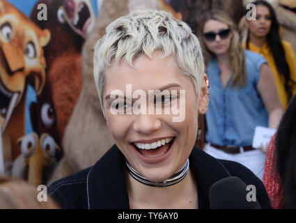 Membro del cast Jessie J, la voce di Brooke nel movimento animato immagine sci-fi commedia "Ice Age: Rotta di collisione' premiere presso il Teatro Zanuck nel ventesimo secolo Fox Studios molto a Los Angeles il 16 luglio 2016. Storyline Scrat epico di perseguimento del suo sfuggente ghianda catapulte di lui al di fuori della terra, dove egli accidentalmente set fuori una serie di eventi cosmici che trasformano e minacciano il pianeta. Foto di Jim Ruymen/UPI Foto Stock