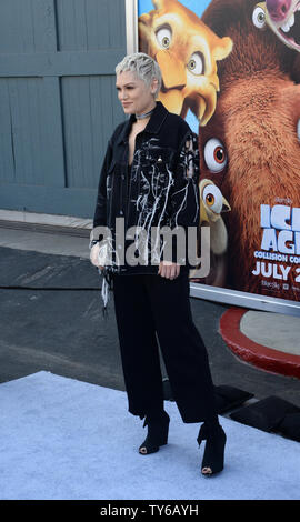 Membro del cast Jessie J, la voce di Brooke nel movimento animato immagine sci-fi commedia "Ice Age: Rotta di collisione' premiere presso il Teatro Zanuck nel ventesimo secolo Fox Studios molto a Los Angeles il 16 luglio 2016. Storyline Scrat epico di perseguimento del suo sfuggente ghianda catapulte di lui al di fuori della terra, dove egli accidentalmente set fuori una serie di eventi cosmici che trasformano e minacciano il pianeta. Foto di Jim Ruymen/UPI Foto Stock