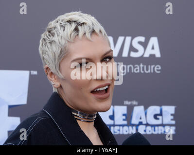 Membro del cast Jessie J, la voce di Brooke nel movimento animato immagine sci-fi commedia "Ice Age: Rotta di collisione' premiere presso il Teatro Zanuck nel ventesimo secolo Fox Studios molto a Los Angeles il 16 luglio 2016. Storyline Scrat epico di perseguimento del suo sfuggente ghianda catapulte di lui al di fuori della terra, dove egli accidentalmente set fuori una serie di eventi cosmici che trasformano e minacciano il pianeta. Foto di Jim Ruymen/UPI Foto Stock