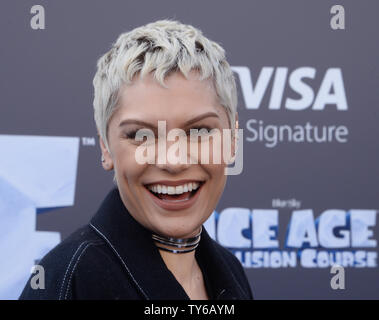 Membro del cast Jessie J, la voce di Brooke nel movimento animato immagine sci-fi commedia "Ice Age: Rotta di collisione' premiere presso il Teatro Zanuck nel ventesimo secolo Fox Studios molto a Los Angeles il 16 luglio 2016. Storyline Scrat epico di perseguimento del suo sfuggente ghianda catapulte di lui al di fuori della terra, dove egli accidentalmente set fuori una serie di eventi cosmici che trasformano e minacciano il pianeta. Foto di Jim Ruymen/UPI Foto Stock