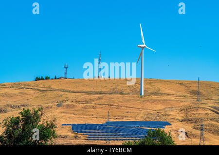 Fonti di energia alternative, turbina eolica e pannelli solari Foto Stock