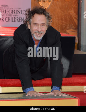 Il direttore Tim Burton partecipa in una mano e cerimonia di impronta immortalando lui nel piazzale di TCL teatro cinese nella sezione di Hollywood di Los Angeles il 8 settembre 2016. Foto di Jim Ruymen/UPI Foto Stock