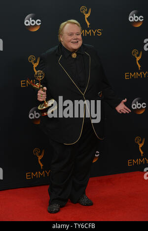 Attore Louie Anderson appare dietro le quinte con il suo premio per il Miglior Attore non Protagonista in una serie di commedia per 'ceste,' durante la 68annuale di Primetime Emmy Awards presso Microsoft Theatre di Los Angeles il 18 settembre 2016. Foto di Christine masticare/UPI Foto Stock