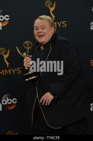 Attore Louie Anderson appare dietro le quinte con il suo premio per il Miglior Attore non Protagonista in una serie di commedia per 'ceste,' durante la 68annuale di Primetime Emmy Awards presso Microsoft Theatre di Los Angeles il 18 settembre 2016. Foto di Christine masticare/UPI Foto Stock