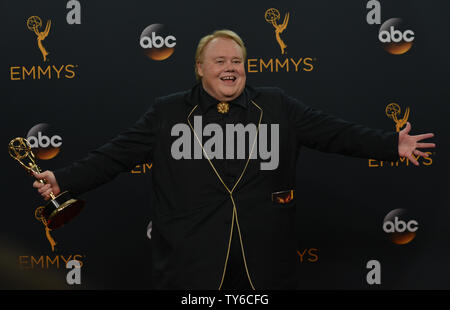 Attore Louie Anderson appare dietro le quinte con il suo premio per il Miglior Attore non Protagonista in una serie di commedia per 'ceste,' durante la 68annuale di Primetime Emmy Awards presso Microsoft Theatre di Los Angeles il 18 settembre 2016. Foto di Christine masticare/UPI Foto Stock