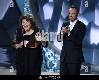 Gli attori di Margo Martindale e Hank Azaria parlare sul palco durante la 68annuale di Primetime Emmy Awards presso Microsoft Theatre di Los Angeles il 18 settembre 2016. Foto di Jim Ruymen/UPI Foto Stock