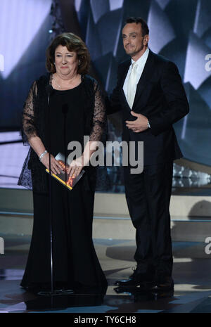 Gli attori di Margo Martindale e Hank Azaria parlare sul palco durante la 68annuale di Primetime Emmy Awards presso Microsoft Theatre di Los Angeles il 18 settembre 2016. Foto di Jim Ruymen/UPI Foto Stock