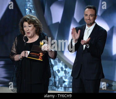 Gli attori di Margo Martindale e Hank Azaria parlare sul palco durante la 68annuale di Primetime Emmy Awards presso Microsoft Theatre di Los Angeles il 18 settembre 2016. Foto di Jim Ruymen/UPI Foto Stock