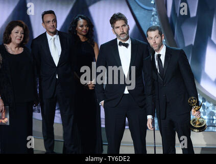 Writer/produttori D.B. Weiss (2R) e David Benioff (R) accettare il premio per il miglior Scrittura per una serie di dramma di 'Gioco di troni' episodio "battaglia dei bastardi" da attori di Margo Martindale (L) e Hank Azaria (2 L) sul palco durante la 68annuale di Primetime Emmy Awards presso Microsoft Theatre di Los Angeles il 18 settembre 2016. Foto di Jim Ruymen/UPI Foto Stock