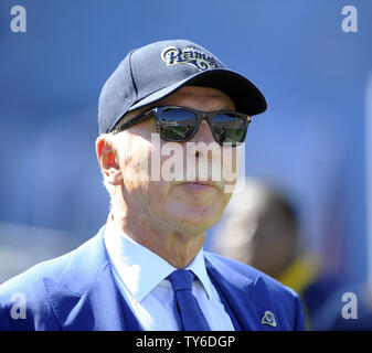 Los Angeles Rams proprietario Stan Kroenke orologi la partita contro i Seattle Seahawks presso il Los Angeles Coliseum il 18 settembre 2016. Foto di Lori Shepler/UPI Foto Stock