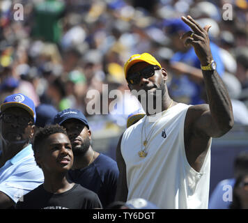 LeBron James orologi il gioco con i Seattle Seahawks contro il Los Angeles Rams presso il Los Angeles Coliseum il 18 settembre 2016. Foto di Lori Shepler/UPI Foto Stock