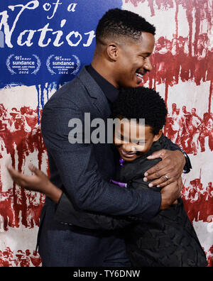 Writer/direttore e membro del cast Nate Parker (L) e membro del cast Tony Espinosa frequentare la premiere del motion picture drama " La nascita di una nazione" al ArcLight Cinerrama Cupola della sezione di Hollywood di Los Angeles il 21 settembre 2016. Trama: Nat Turner, un produttore slave e predicatore in antebellum South, organizza un insurrezione. Foto di Jim Ruymen/UPI Foto Stock