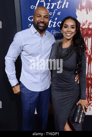 Ex giocatore di basket Derek Fisher e Gloria Govan frequentare la premiere del motion picture drama " La nascita di una nazione" al ArcLight Cinerrama Cupola della sezione di Hollywood di Los Angeles il 21 settembre 2016. Trama: Nat Turner, un produttore slave e predicatore in antebellum South, organizza un insurrezione. Foto di Jim Ruymen/UPI Foto Stock