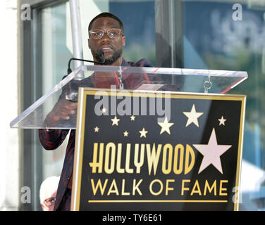 Attore Kevin Hart grazie a tutti per aver partecipato alla cerimonia in onore di lui come egli riceve la sua stella sulla Hollywood Walk of Fame a Los Angeles , California il 10 ottobre 2016. Foto di Christine masticare/UPI Foto Stock