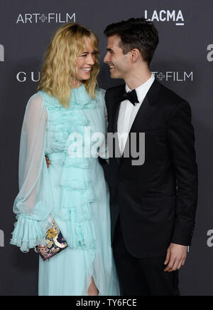 L'attrice Brie Larson e artista Alex Greenwald frequentare il LACMA Art + Film gala in onore di Robert Irwin e Kathryn Bigelow presso il Los Angeles County Museum of Art di Los Angeles il 29 ottobre 2016. Foto di Jim Ruymen/UPI Foto Stock