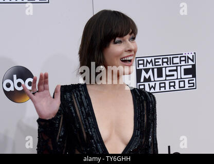 L'attrice Milla Jovovich arriva per il 2016 American Music Awards tenutosi presso Microsoft Theatre di Los Angeles il 20 novembre 2016. Foto di Jim Ruymen/UPI Foto Stock