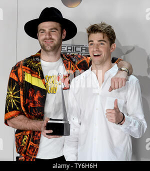 Musicisti Alex Pall (L) e ha attirato Taggart del Chainsmokers appaiono dietro le quinte con il premio per il preferito EDM artista durante il 2016 American Music Awards tenutosi presso Microsoft Theatre di Los Angeles il 20 novembre 2016. Foto di Jim Ruymen/UPI Foto Stock