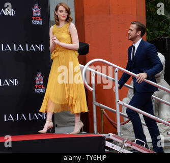 Attori Emma Stone (L) e Ryan Gosling arriva per una mano e cerimonia di impronta immortalando in piazzale di TCL teatro cinese (in precedenza Grauman's Chinese Theater) nella sezione di Hollywood di Los Angeles il 7 dicembre 2016. Foto di Jim Ruymen/UPI Foto Stock