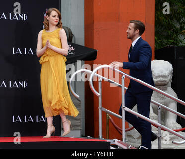 Attori Emma Stone (L) e Ryan Gosling arriva per una mano e cerimonia di impronta immortalando in piazzale di TCL teatro cinese (in precedenza Grauman's Chinese Theater) nella sezione di Hollywood di Los Angeles il 7 dicembre 2016. Foto di Jim Ruymen/UPI Foto Stock