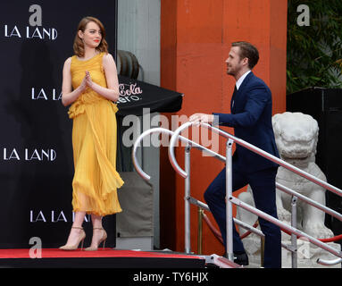 Attori Emma Stone (L) e Ryan Gosling arriva per una mano e cerimonia di impronta immortalando in piazzale di TCL teatro cinese (in precedenza Grauman's Chinese Theater) nella sezione di Hollywood di Los Angeles il 7 dicembre 2016. Foto di Jim Ruymen/UPI Foto Stock