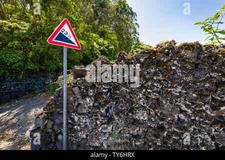 Salite ripide sono comuni sull'isola. Sao Miguel island, arcipelago delle Azzorre, Portogallo Foto Stock