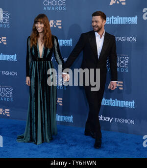 Il cantante e attore Justin Timberlake e sua moglie, attrice Jessica Biel frequentare la XXII edizione critica' Choice Awards a Barker appendiabiti in Santa Monica, in California, il 11 dicembre 2016. Foto di Jim Ruymen/UPI Foto Stock