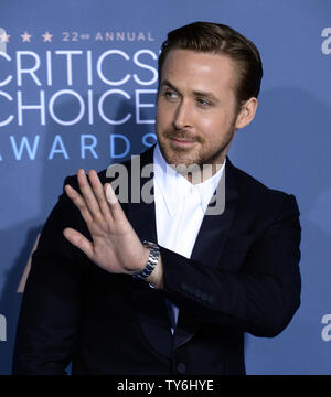 Attore Ryan Gosling assiste la XXII edizione critica' Choice Awards a Barker appendiabiti in Santa Monica, in California, il 11 dicembre 2016. Foto di Jim Ruymen/UPI Foto Stock