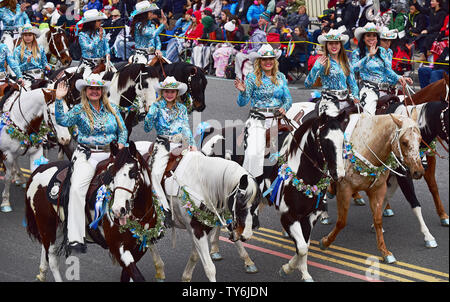 La Norco Cowgirls & Little Miss Norco Cowgirls Rodeo Drill Team fanno la loro strada verso il basso Colorado Boulevard nel 128Rose Parade tenutasi a Pasadena, in California il 2 gennaio 2017. Foto di Christine masticare/UPI Foto Stock