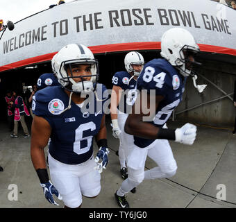 Penn State giocatori Andre Robinson #6 e Juwan Johnson #84 prende il campo prima che il gioco tra l'USC Trojans e Penn State Nittany Lions durante il 2017 Rose Bowl a Pasadena, in California il 2 gennaio 2017. Foto di Juan Ocampo/UPI .... Foto Stock