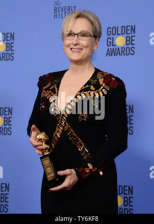 Meryl Streep appare dietro le quinte con il suo Cecil B. DeMille Award durante la 74Annuale di Golden Globe Awards presso il Beverly Hilton Hotel di Beverly Hills, la California il 8 gennaio 2017. Foto di Jim Ruymen/UPI Foto Stock