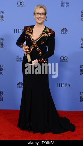 Meryl Streep appare dietro le quinte con il suo Cecil B. DeMille Award durante la 74Annuale di Golden Globe Awards presso il Beverly Hilton Hotel di Beverly Hills, la California il 8 gennaio 2017. Foto di Jim Ruymen/UPI Foto Stock