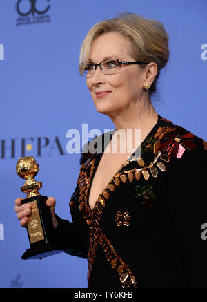 Meryl Streep appare dietro le quinte con il suo Cecil B. DeMille Award durante la 74Annuale di Golden Globe Awards presso il Beverly Hilton Hotel di Beverly Hills, la California il 8 gennaio 2017. Foto di Jim Ruymen/UPI Foto Stock