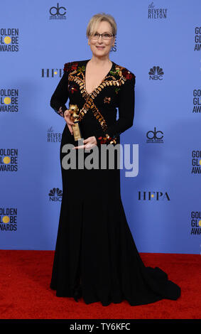 Meryl Streep appare dietro le quinte con il suo Cecil B. DeMille Award durante la 74Annuale di Golden Globe Awards presso il Beverly Hilton Hotel di Beverly Hills, la California il 8 gennaio 2017. Foto di Jim Ruymen/UPI Foto Stock