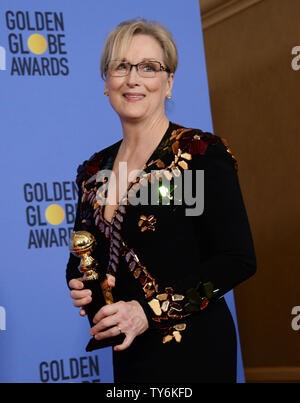 Meryl Streep appare dietro le quinte con il suo Cecil B. DeMille Award durante la 74Annuale di Golden Globe Awards presso il Beverly Hilton Hotel di Beverly Hills, la California il 8 gennaio 2017. Foto di Jim Ruymen/UPI Foto Stock