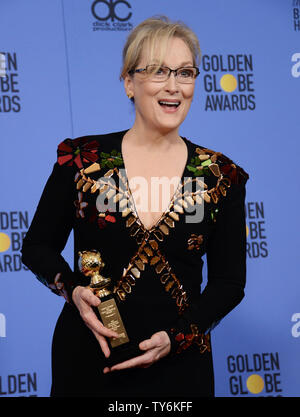 Meryl Streep appare dietro le quinte con il suo Cecil B. DeMille Award durante la 74Annuale di Golden Globe Awards presso il Beverly Hilton Hotel di Beverly Hills, la California il 8 gennaio 2017. Foto di Jim Ruymen/UPI Foto Stock