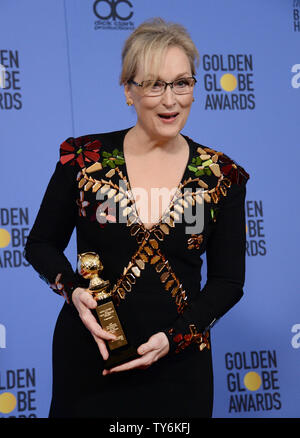 Meryl Streep appare dietro le quinte con il suo Cecil B. DeMille Award durante la 74Annuale di Golden Globe Awards presso il Beverly Hilton Hotel di Beverly Hills, la California il 8 gennaio 2017. Foto di Jim Ruymen/UPI Foto Stock