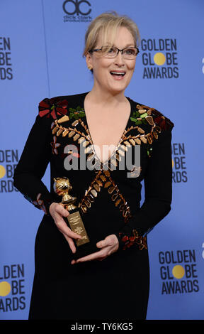 Meryl Streep appare dietro le quinte con il suo Cecil B. DeMille Award durante la 74Annuale di Golden Globe Awards presso il Beverly Hilton Hotel di Beverly Hills, la California il 8 gennaio 2017. Foto di Jim Ruymen/UPI Foto Stock