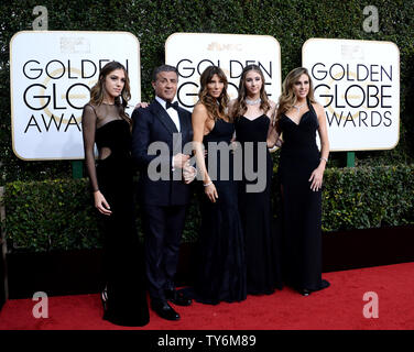 (L-R) Miss Golden Globe 2017 Sistine Stallone, Sylvester Stallone, Jennifer Flavin, Miss Golden Globe 2017 Scarlet Stallone e Miss Golden Globe 2017 Sophia Stallone partecipare alla 74Annuale di Golden Globe Awards presso il Beverly Hilton Hotel di Beverly Hills, la California il 8 gennaio 2017. Foto di Jim Ruymen/UPI Foto Stock