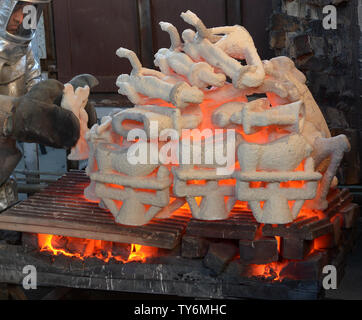 I lavoratori di fire adatta a rimuovere gli stampi riscaldati da un forno di colata durante la colata del premio di cooperativa di attori di schermo statuette presso la American Fine Arts Fonderia di Burbank, in California, il 17 gennaio 2017. I vincitori saranno annunciati durante una trasmissione in simulcast live su TNT e TBS a Los Angeles il 29 gennaio 2017. Foto di Jim Ruymen/UPI Foto Stock