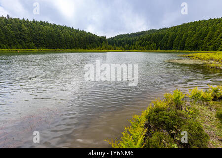 Il lago di Canary's Lagoon sull isola Sao Miguel, arcipelago delle Azzorre, Portogallo Foto Stock