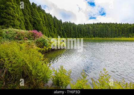 Il lago di Canary's Lagoon sull isola Sao Miguel, arcipelago delle Azzorre, Portogallo Foto Stock