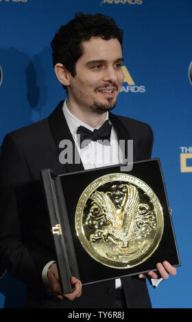 Direttore Damien Chazelle appare dietro le quinte con il suo premio per il miglior risultato direttoriale in Film per 'La La terra' durante la sessantanovesima annuale di Directors Guild of America Award presso il Beverly Hilton Hotel a Los Angeles il 4 febbraio 2017. Foto di Jim Ruymen/UPI Foto Stock