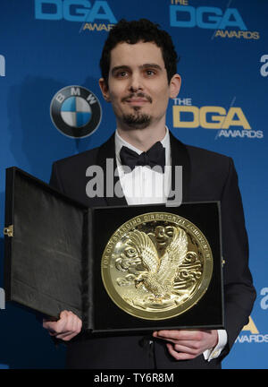 Direttore Damien Chazelle appare dietro le quinte con il suo premio per il miglior risultato direttoriale in Film per 'La La terra' durante la sessantanovesima annuale di Directors Guild of America Award presso il Beverly Hilton Hotel a Los Angeles il 4 febbraio 2017. Foto di Jim Ruymen/UPI Foto Stock