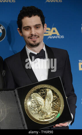 Direttore Damien Chazelle appare dietro le quinte con il suo premio per il miglior risultato direttoriale in Film per 'La La terra' durante la sessantanovesima annuale di Directors Guild of America Award presso il Beverly Hilton Hotel a Los Angeles il 4 febbraio 2017. Foto di Jim Ruymen/UPI Foto Stock