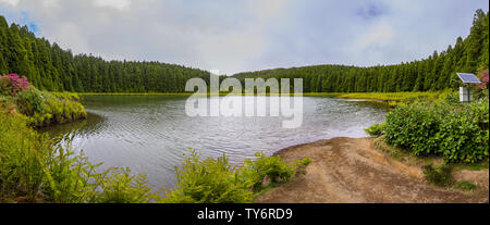 Il lago di Canary's Lagoon sull isola Sao Miguel, arcipelago delle Azzorre, Portogallo Foto Stock