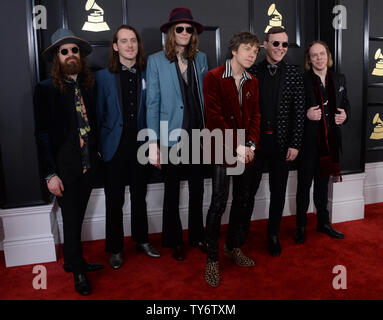 (L-R) musicisti Matthan Minster, Nick Bockrath, Daniel Tichenor, Matt Shultz, Brad Shultz e Jared campione della gabbia l'Elefante arrivare per la 59th Annual Grammy Awards tenutosi presso Staples Center a Los Angeles il 12 febbraio 2017. Foto di Jim Ruymen/UPI Foto Stock